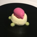 Cremoso de queso de cabra con helado de yogurt y remolacha