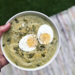Crema de calabacín, con matequilla, levadura nutricional y huevo.