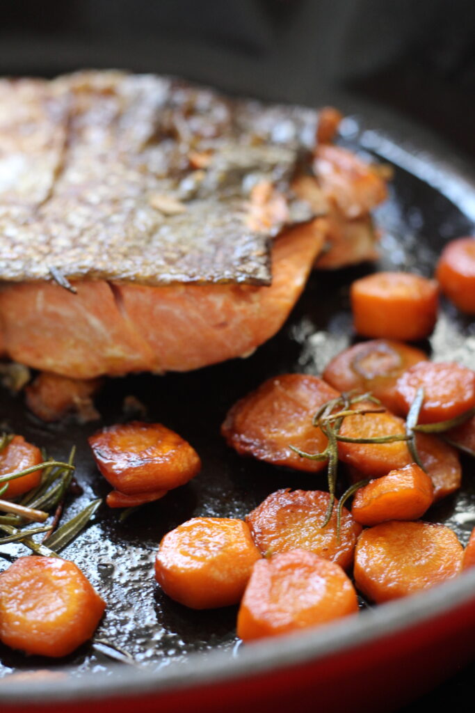 salmón salvaje con zanahorias caramelizadas