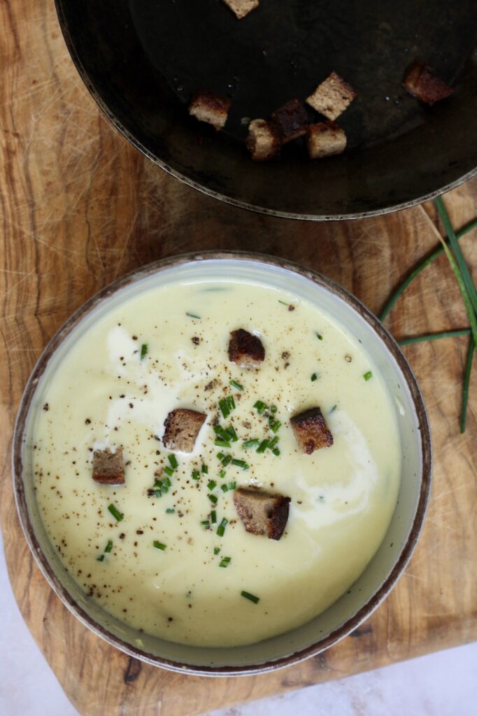 bowl de vichyssoise con croutons y cebollino
