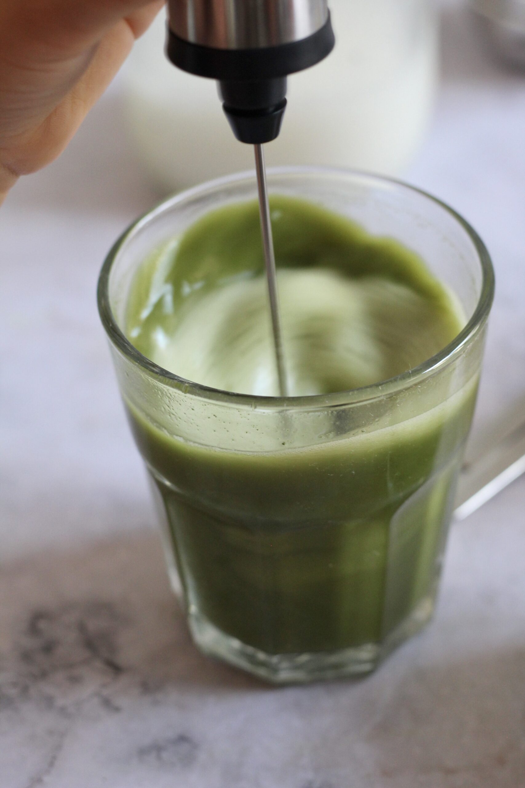 bebida de matcha batida con espumador