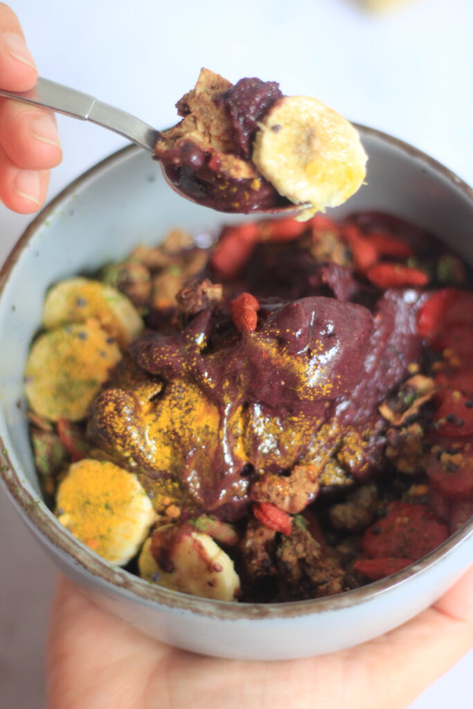 bowl helado de açai con frutas