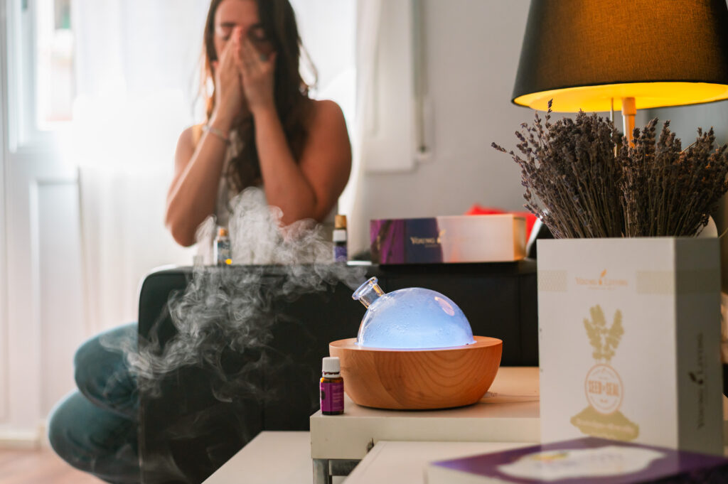 mujer inhalando aceites esenciales