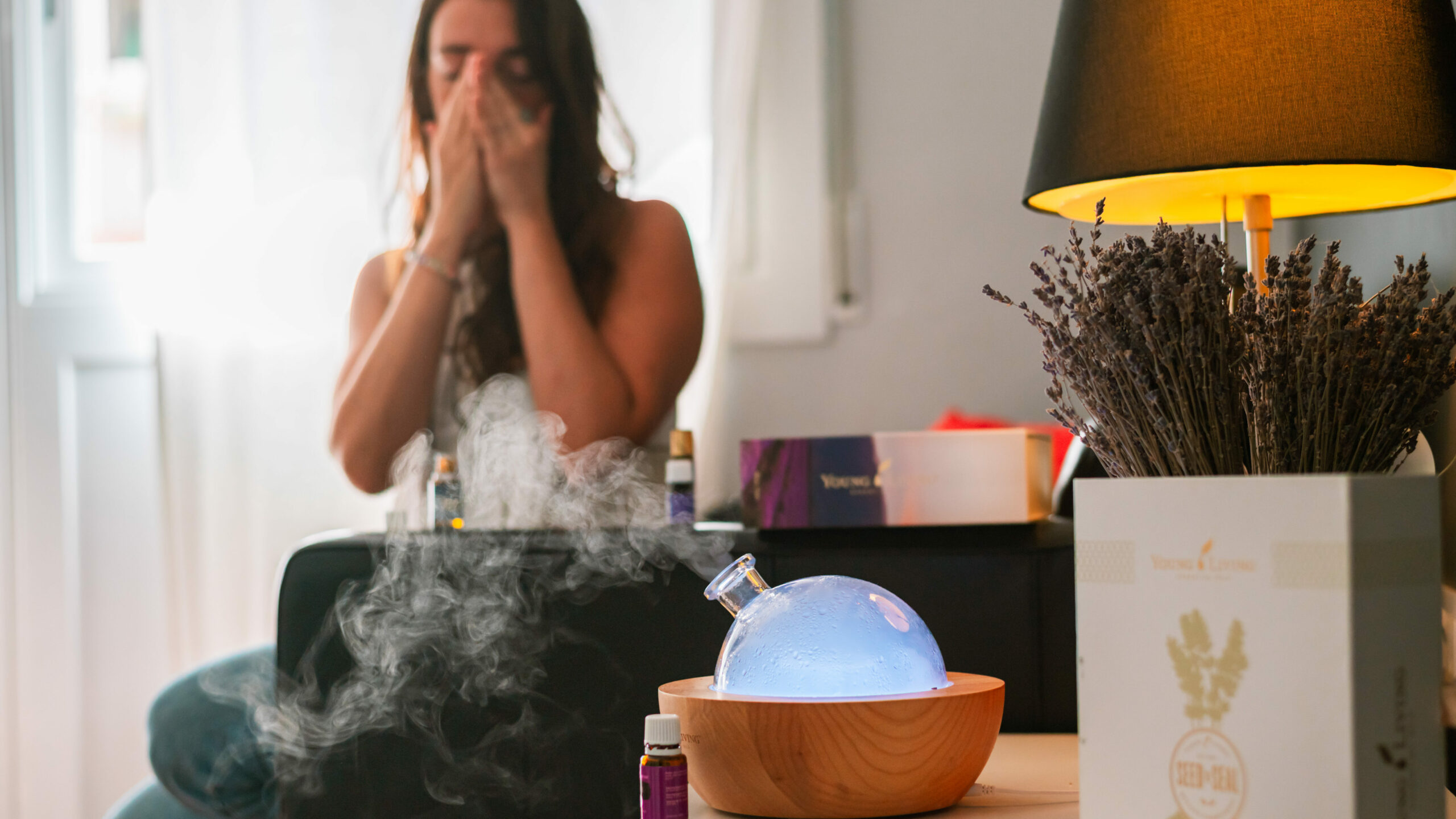 mujer inhalando aceites esenciales