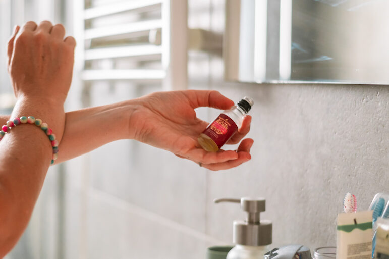 mujer aplicando perfume natural con aceites esenciales