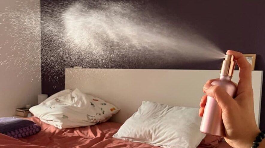 bruma aceites esenciales pulverizando sobre la cama
